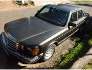 Vendó Mercedes Benz carrocería 126 motor diesel de 5 cilindros muy buen andar año 1985