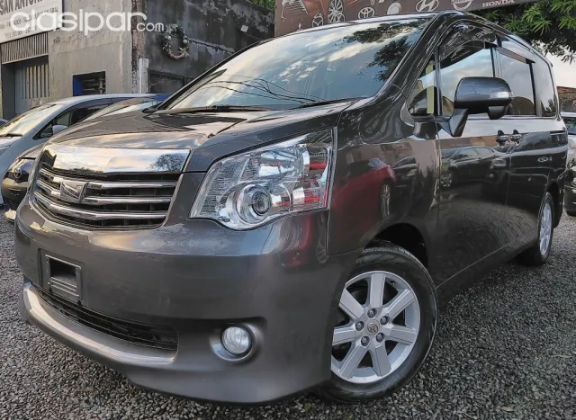 Toyota Noah 2010 - foto 2