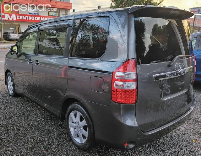 Toyota Noah 2010 — foto 6