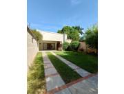 Alquilo casa de 3 dorm toda en planta baja barrio Santa María