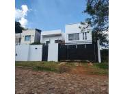 VENDO RESIDENCIA MINIMALISTA EN LUQUE VILLA ADELA CÓD. 3207