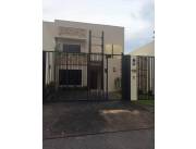 VENDO CASA EN LOMA MERLO LUQUE ZONA CONMEBOL CÓD. 3229