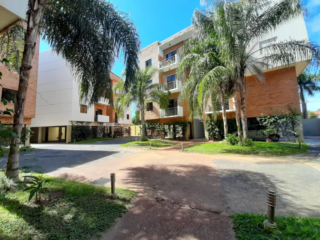 Amplio departamento de 2 dormitorios en barrio Las Mercedes, en condominio cerrado — foto 2