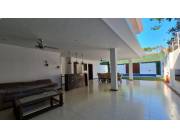 VENDO RESIDENCIA EN PRESTIGIOSO BARRIO VILLA MORRA - US$ 850.000