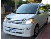 VENDO TOYOTA NOAH AÑO 2005 MOTOR 2.0 DOBLE A.A TECHO SOLAR 3 HILERAS UNICO DUEÑO!!!