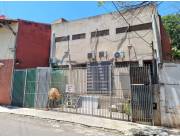 VENDO VIVIENDA CON DEPOSITO EN ZONA MERCADO 4, UBICADO A MEDIA CUADA DE E. AYALA