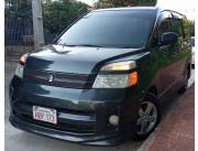 VENDO HERMOSO TOYOTA VOXY 2005 MOTOR 2.0 DOBLE A.A 3 HILERAS INTERIOR NEGRO LLANTAS DEPORT