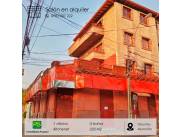 ¡Amplio salón en alquiler!