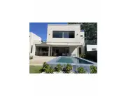 Casa Pueblo Homes, ubicada estratégicamente en San Ber, combina la vitalidad del entorno c