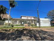 PROX. BOGGIANI, MCAL. ESTIGARRIBIA: AMPLIA RESIDENCIA P/ CASA U OFICINA, 3 DORMITORIOS.