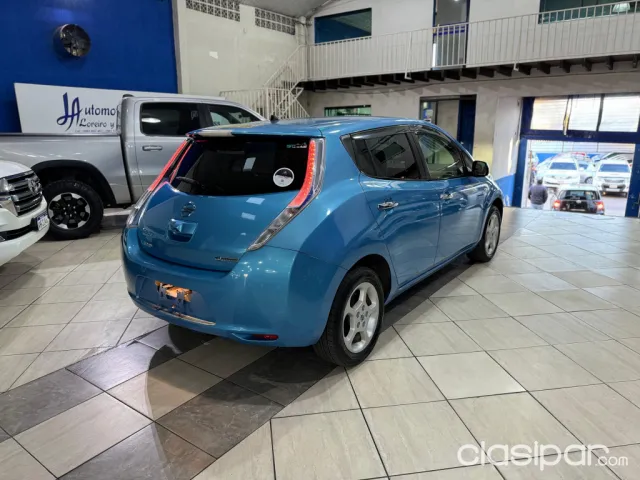 Nissan 100 2011 - foto 2