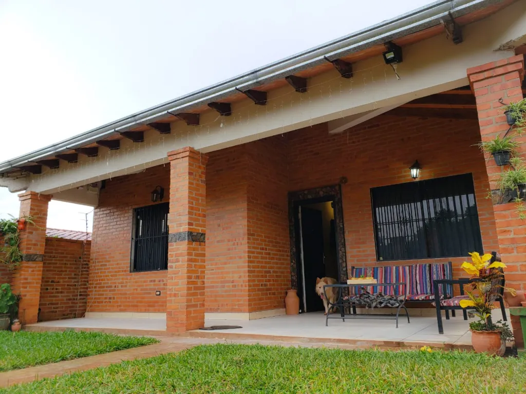 Vendo Casa en Ñemby Barrio Villa Anita a 3 cuadras de Acceso Sur!!! — foto 2