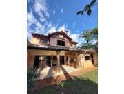 Vendo Casa de 3 habitaciones en Suite + escritorio, Barrio Mburucuya, Zona Curda.