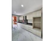 EN VENTA AMPLIO DÚPLEX CON PISCINA EN BARRIO CERRADO 🏡