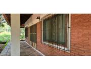 Se vende amplio terreno con casa quinta en Areguá