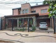 Vendo Hermosa y Amplia Residencia en Barrio Mburucuya