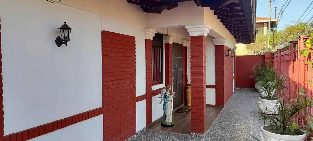 RESIDENCIA EN SAN LORENZO, BARRIO SAN LUIS: — foto 2