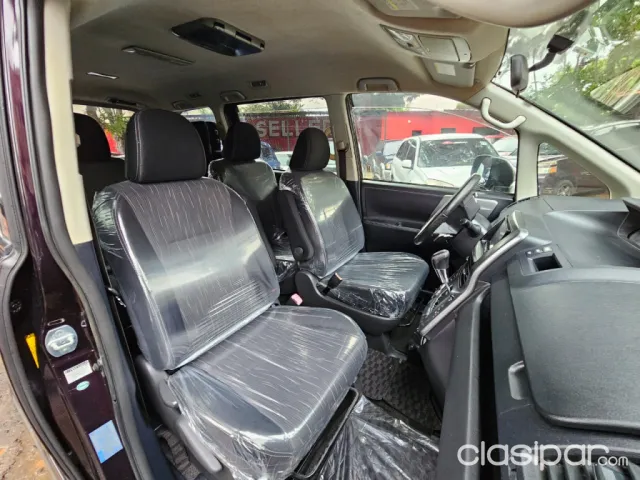Toyota Voxy 2012 — foto 3