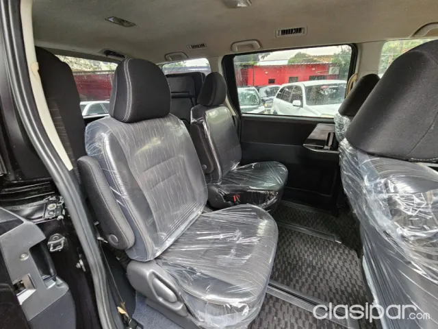 Toyota Voxy 2012 — foto 6