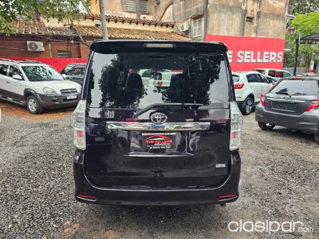 Toyota Voxy 2012 — foto 8