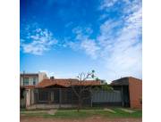 CASA CON PISCINA EN JARDIN DE ORO - LUQUE