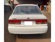 Nissan Sunny, año 2003, color blanco.