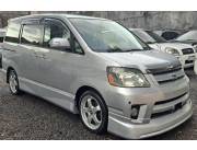 Toyota Noah año 2005