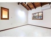 VENDO CASA EN LAS LOMAS (CARMELITAS) DE TRES DORMIT. CON PISCINA