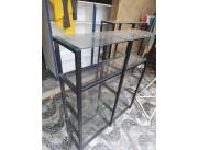 Mueble de metal y vidrio