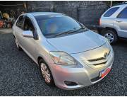 IMPECABLE TOYOTA BELTA CON USO EN PY 2006/07 GRIS PLATA MOTOR VVTI 1.3. AUTOMATICO NAFTERO