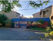 ALQUILO EN COND. CASA TIPO DÚPLEX 3 DORM. + ÁREA SERV. Z/ MUNI ASUNCIÓN (CÓD. 299)