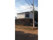 VENDO CASA EN SAN LORENZO, B° SAN LUÍS, ESQUINA CON 3 SALONES Y ESTRUCTURA PARA 3 PISOS.