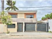 CASA CON PISCINA Y 4 DORMITORIOS EN SUITE EN VENTA