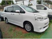 Toyota Voxy 2.0 2010 Perla