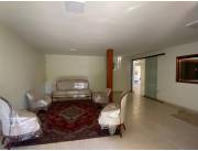 Se vende Casa de 5 Ambientes sobre la avenida Kubitschek