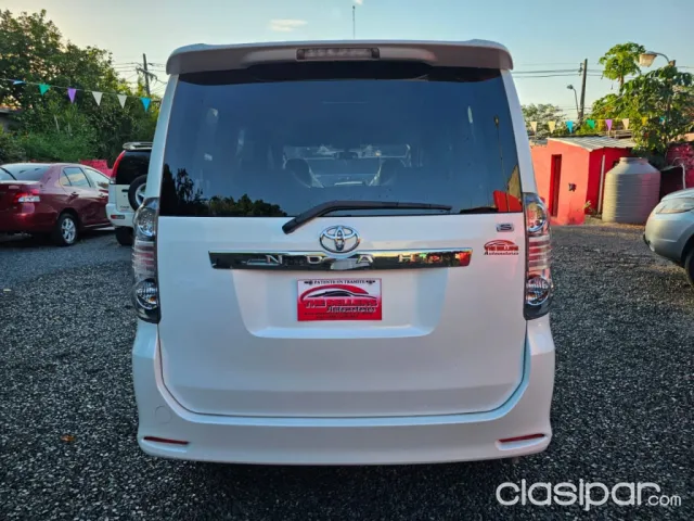 Toyota Noah 2008 - foto 2