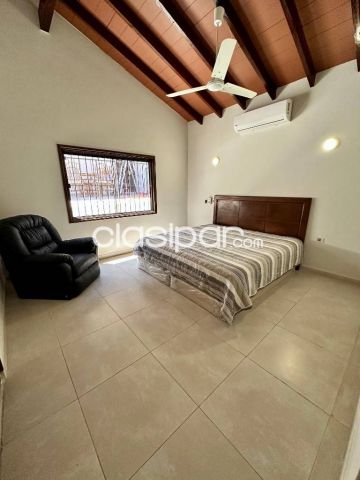 Casas - EN VENTA CASA EN LAMBARÉ ZONA CANAL 13