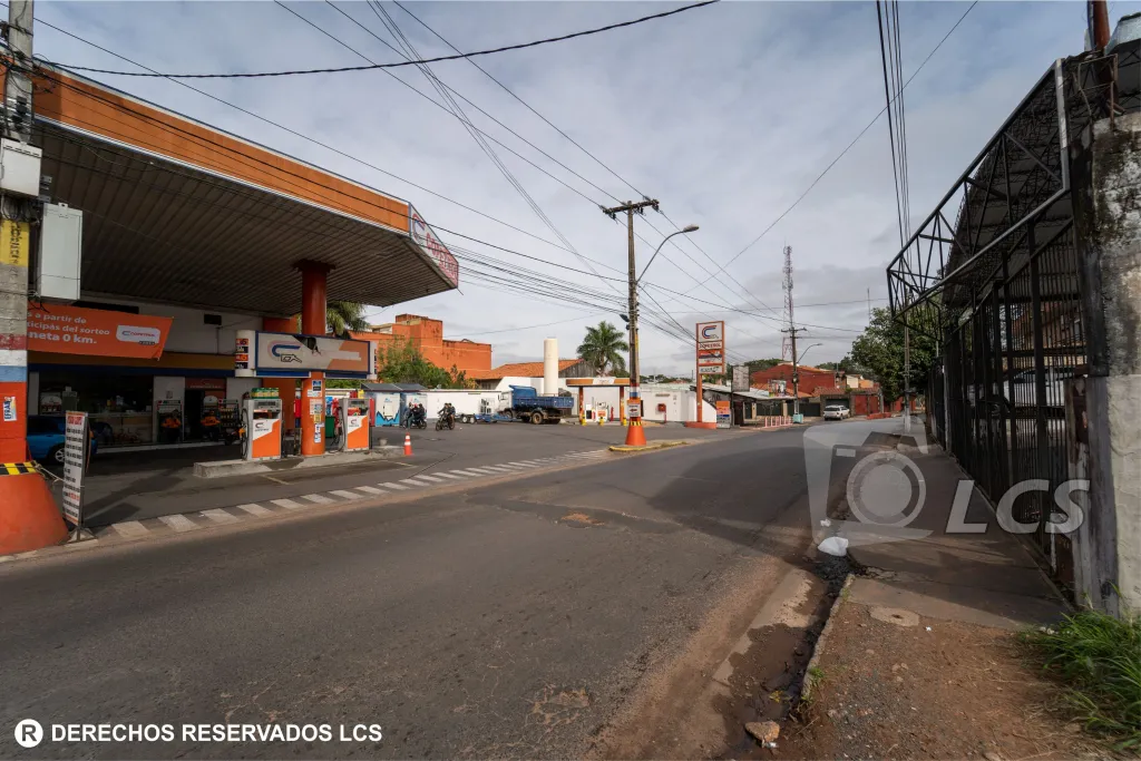 TERRENO CON SALIDA A 2 CALLES. LAMBARÉ, ZONA SUPERMERCADO EL PUEBLO — foto 3