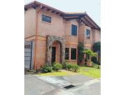 DUPLEX EN CONDOMINIO CON 3 DORMITORIOS EN YKUA SATI