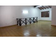 Casa en alquiler para oficina o spa en los Laureles