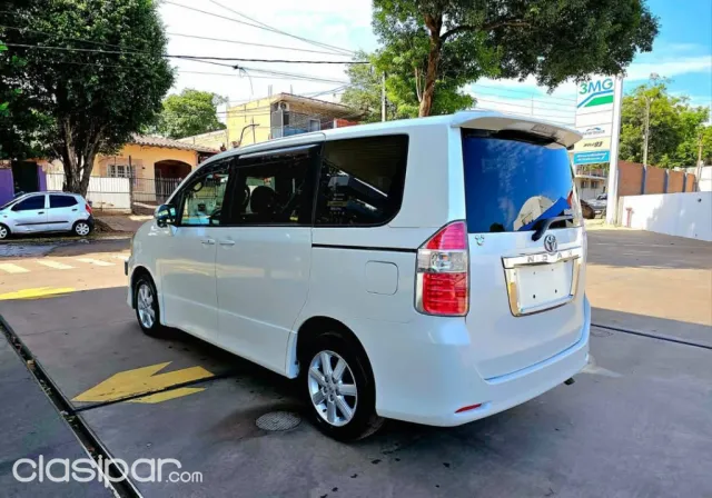 Toyota Noah 2009 - foto 2