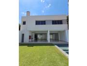 Venta casa a estrenar en Mburucuya - 5 suites
