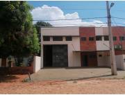 LUQUE, LAURELTY: ESTRATÉGICA UBICACIÓN, 400M2 + 2 OFICINAS, IMPECABLE ESTADO, SEGURIDAD.