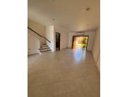 ALQUILO DUPLEX CON PATIO EN YKUA SATI COD 4943