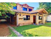 MODERNA CASA CON SALÓN COMERCIAL Y DEPÓSITO