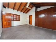 VENDO AMPLIA RESIDENCIA C/ PISCINA Y CANCHA DE FUTBOL EN LAMBARÉ️