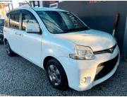 VENDO TOYOTA SIENTA AÑO 2011 MOTOR 1.5 CAJA AUTOMÁTICA 4X2 INTERIOR OSCURO CON 3 HILERAS