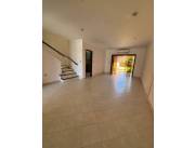 ALQUILO DUPLEX CON PATIO EN YKUA SATI COD 4943