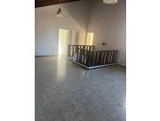 Alquilo amplia residencia para oficinas o uso comercial.