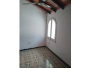 VENDO CASA A REFACCIONAR ZONA PERU COD 5040